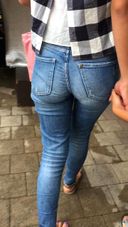 【For butt fetishes】Woman walking while showing off her beautiful butt in tight denim